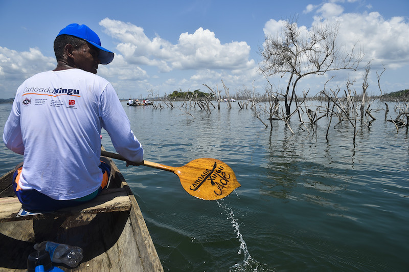 Adê, ribeirinho da Ilha da Fazenda, rema em área alagada pela construção da usina hidrelétrica de Belo Monte, durante a 5ª Canoada Xingu, realizada de 3 a 8 de setembro de 2018, percorrendo mais de 100 km da Volta Grande do rio Xingu (PA). A Canoada busca desde seu início chamar a atenção para os problemas que os povos e comunidades da região enfrentam com a instalação da usina e procurar aliados dos povos do Xingu na luta por seus direitos e seus território @Marcelo Soubhia / ISA