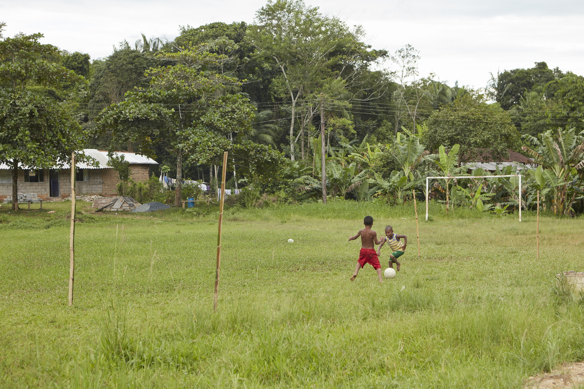 Crianças jogando futebol, Quilombo São Pedro. Captação de conteúdo para a campanha "Tá na hora da roça", em defesa das roças quilombolas. A campanha teve por objetivo pressionar o governo estadual a emitir licenças para abertura de novas roças, ressaltando a importância do modo tradicional de plantio e do direito dos quilombolas ao próprio território @Agê Barros / ISA