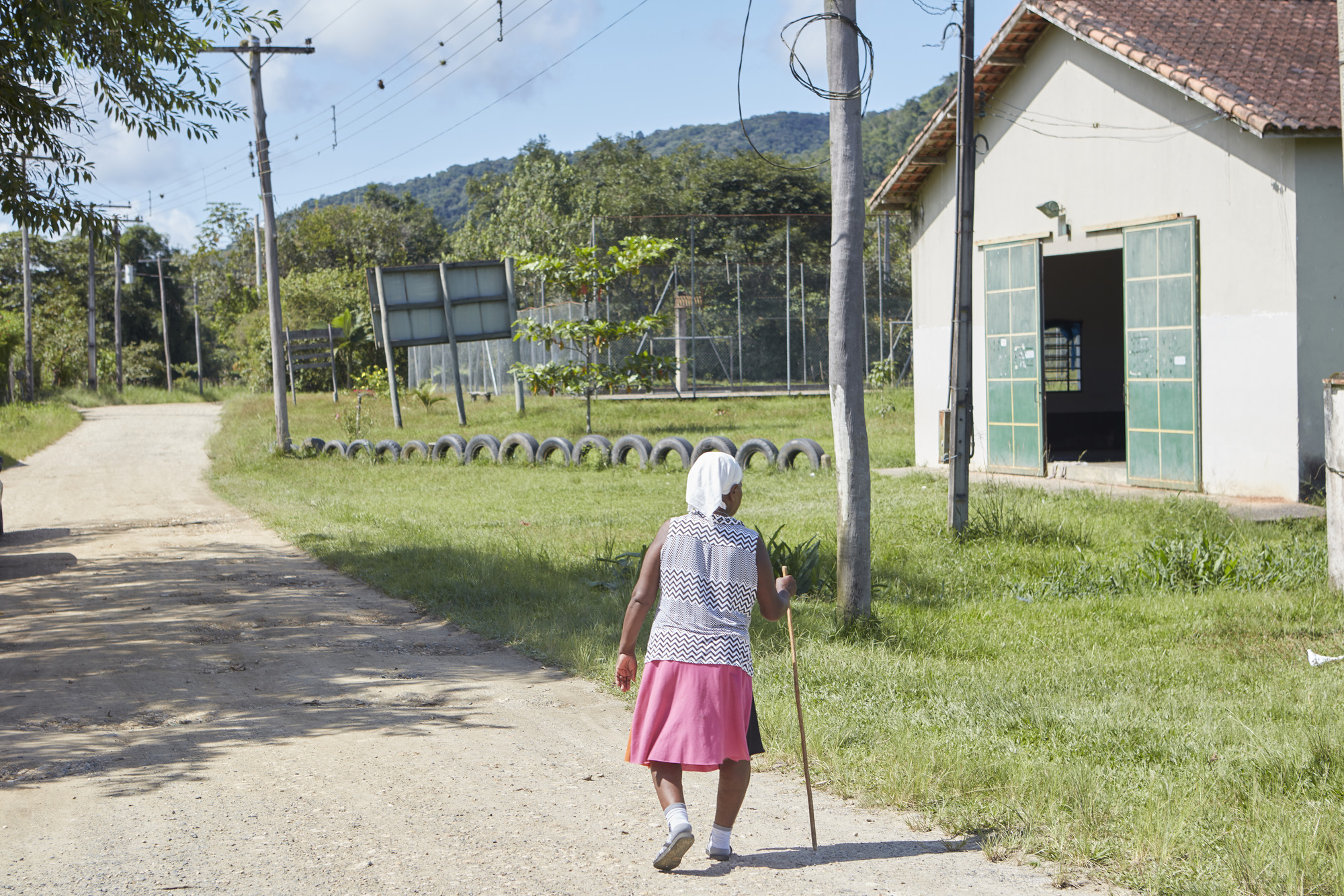 Leide Maria Miranda Jorge, do Quilombo Pedro Cubas, andando pelo quilombo durante captação de conteúdo para a campanha "Tá na hora da roça", em defesa das roças quilombolas. A campanha teve por objetivo pressionar o governo estadual a emitir licenças para abertura de novas roças, ressaltando a importância do modo tradicional de plantio e do direito dos quilombolas ao próprio território @Agê Barros / ISA