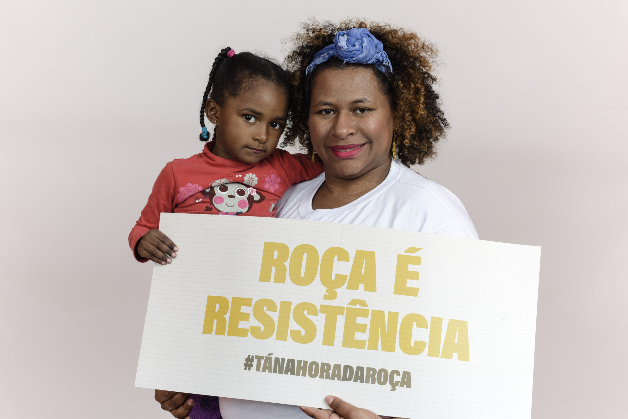 Heloisa de França Dias com a filha Crislaine Gabrielle de França e Silva, do Quilombo São Pedro, na campanha "Tá na hora da roça", que teve por objetivo pressionar governo de São Paulo na emissão de licenças para as roças tradicionais quilombolas. O lançamento da campanha aconteceu durante a 11ª Feira de Troca de Sementes e Mudas Tradicionais das Comunidades Quilombolas do Vale do Ribeira, Eldorado @Claudio Tavares / ISA