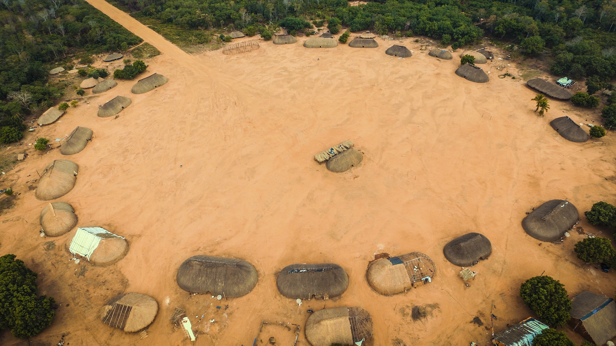 Vista aérea da Aldeia Piyulaga, Parque Indígena do Xingu. Foto produzida durante a oficina de formação de profissionais para instalação e manutenção de placas solares. Durante cinco dias, alunos de 10 etnias receberam aulas dos engenheiros do Instituto de Energia e Ambiente (IEE/USP) como parte do projeto Energia Limpa no Xingu, que pretende reduzir em 75% o consumo de combustível fóssil nos polos do Parque Indígena do Xingu @Todd Southgate