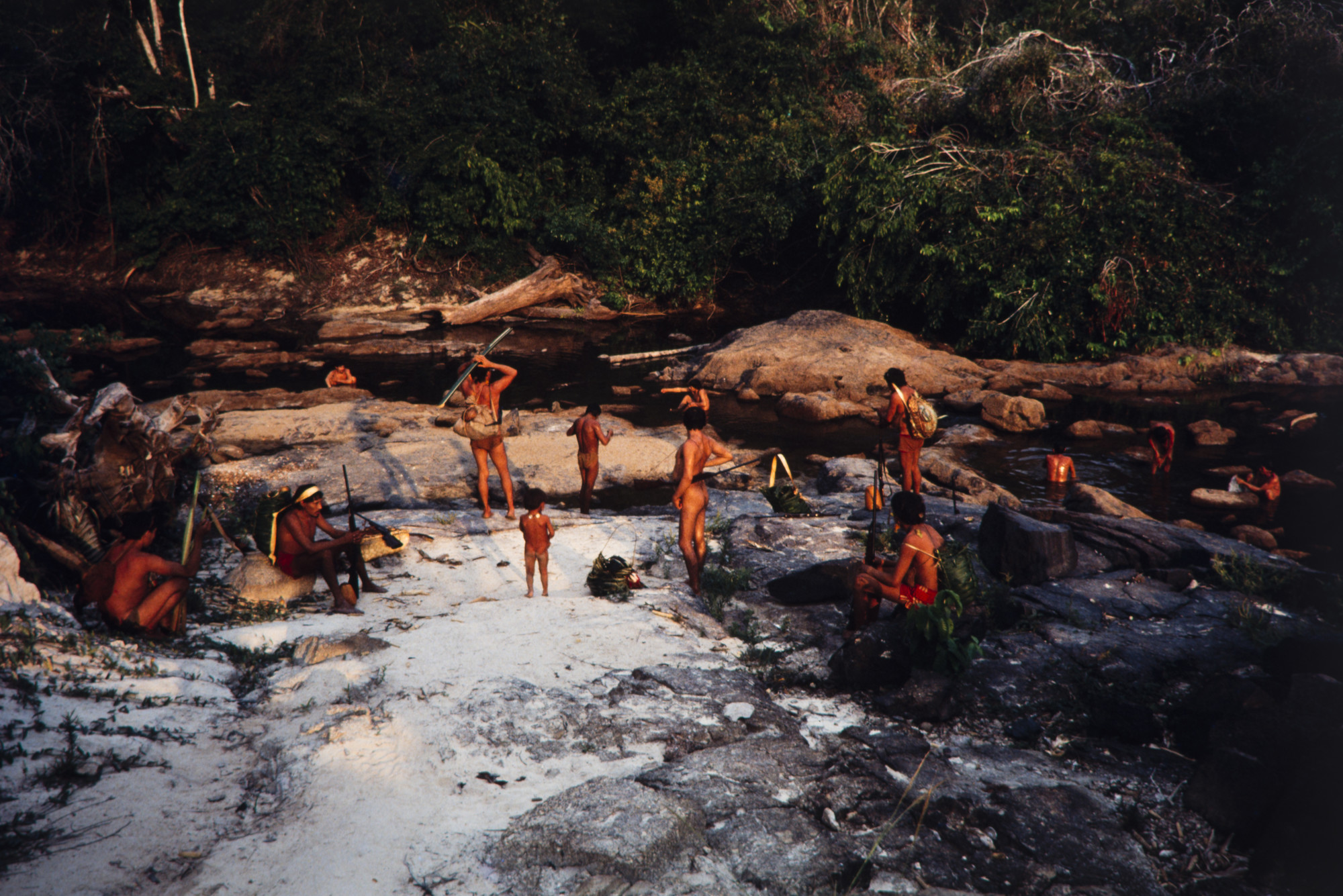 Grupo Araweté no porto da aldeia, na volta da caçada, Terra Indígena Araweté/Igarapé Ipixuna, Pará @Eduardo Viveiros de Castro