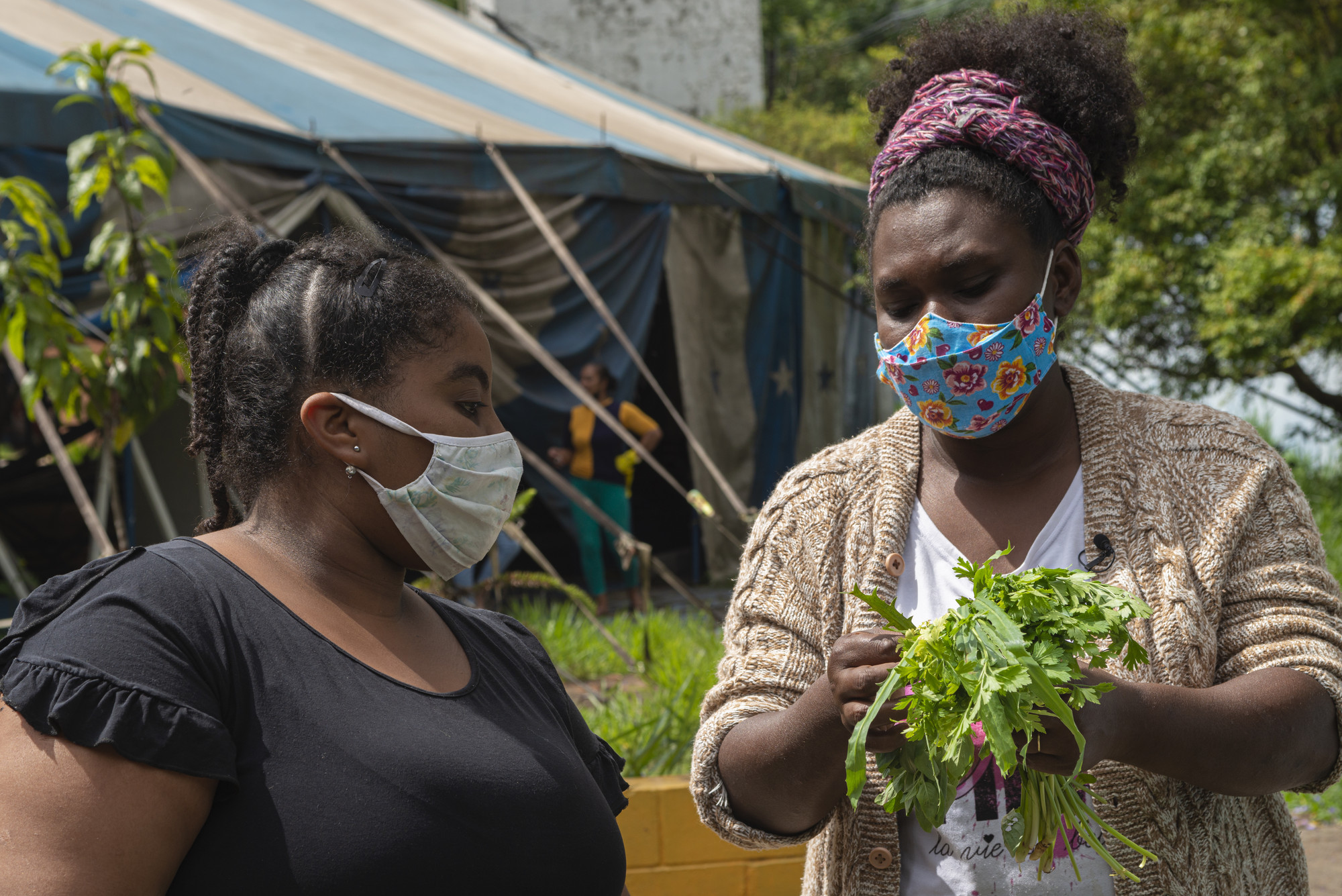 Grace Kelly Mendes, izquierda, residente de São Remo, y Zeni Florinda dos Santos, del Quilombo Ivaporunduva, durante la distribución de alimentos|Rodrigo Kees/ISA