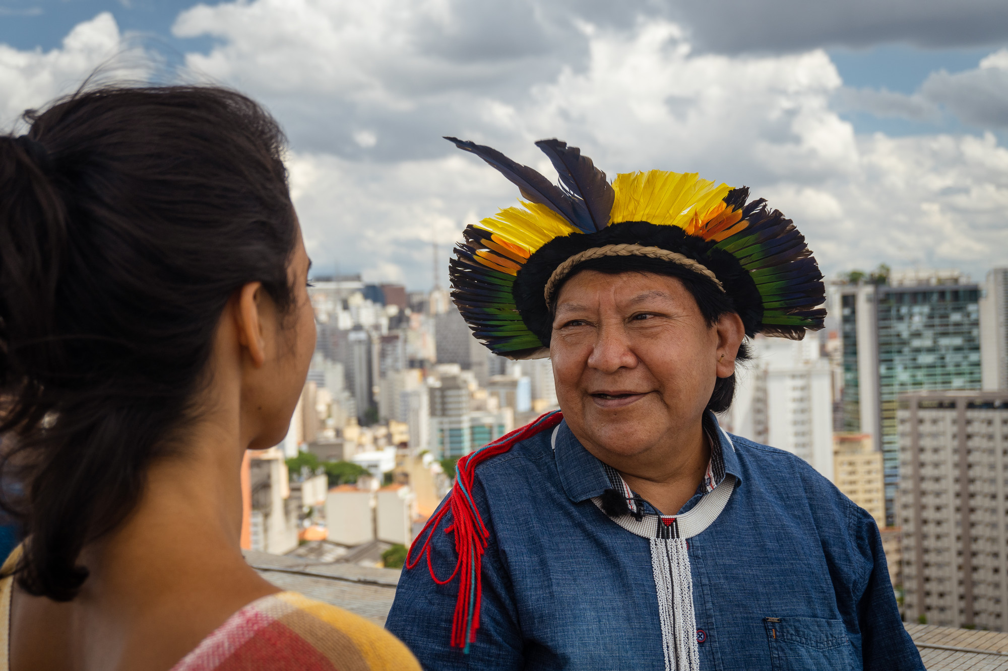 Davi Kopenawa e Aline Matulja (de costas) durante a gravação do episódio do Casa Floresta no Edifício Planalto, centro de São Paulo|Pedro Hassan/ISA