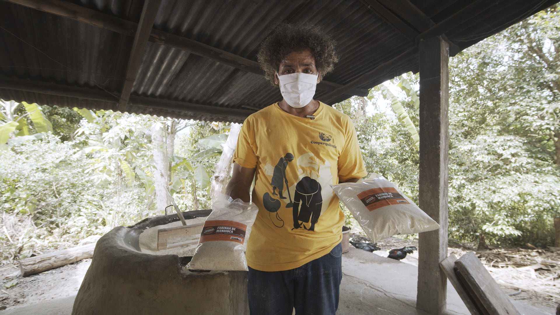 Osvaldo dos Santos, do Quilombo Porto Velho, na produção de farinha de mandioca que será destinada à distribuição na zona oeste de São Paulo. Imagem extraída do filme "Do Quilombo pra Favela"|Manoela Meyer/ISA
