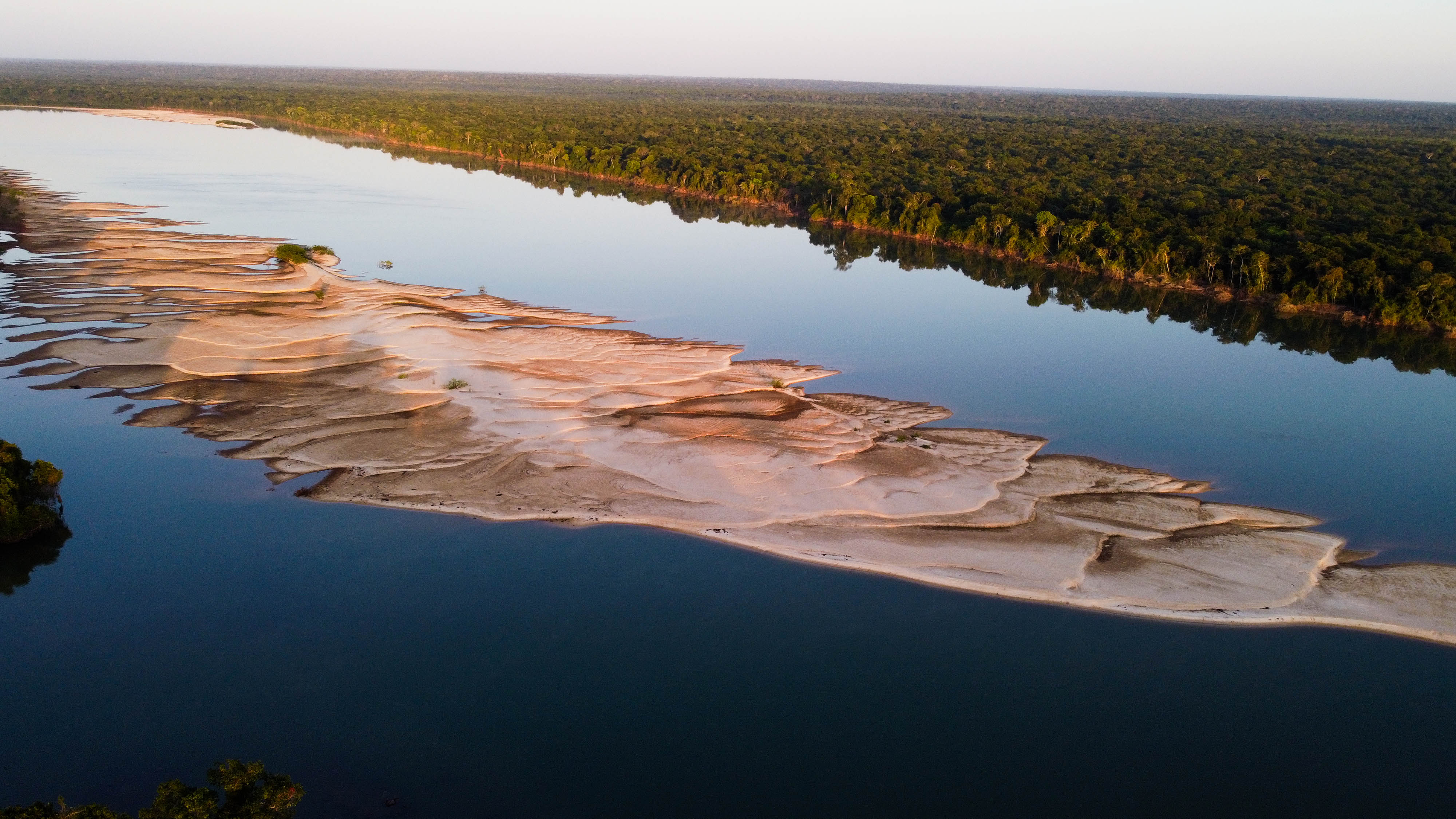 Banco de areia no Rio Xingu, em região próxima à Aldeia Samaúma, do povo Kawaiwete, está cada vez maior, fenômeno agravado pelas mudanças climáticas|Kamatxi Ikpeng/2023