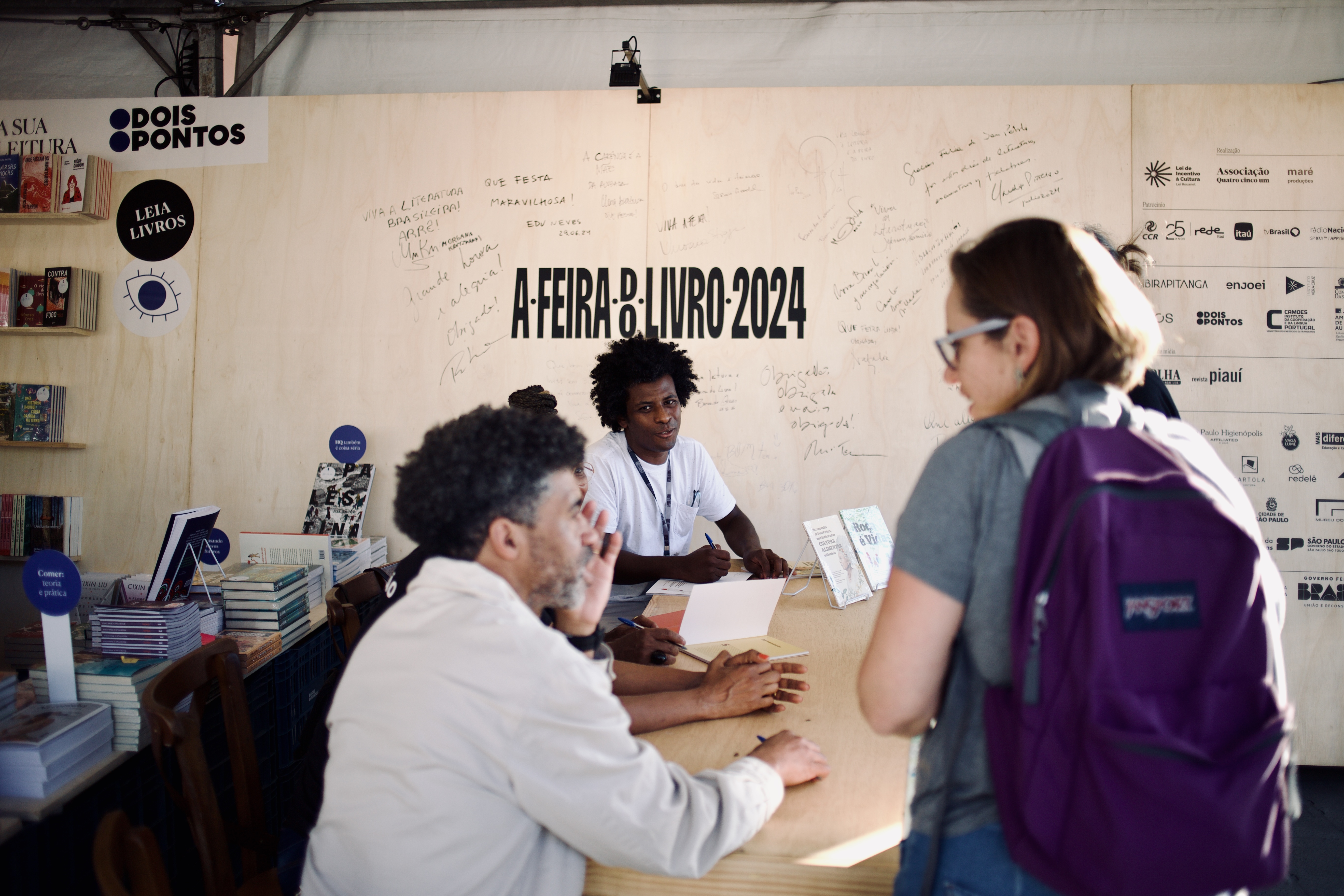 Mesa de autógrafos com os autores quilombolas|Júlio César Almeida/ISA