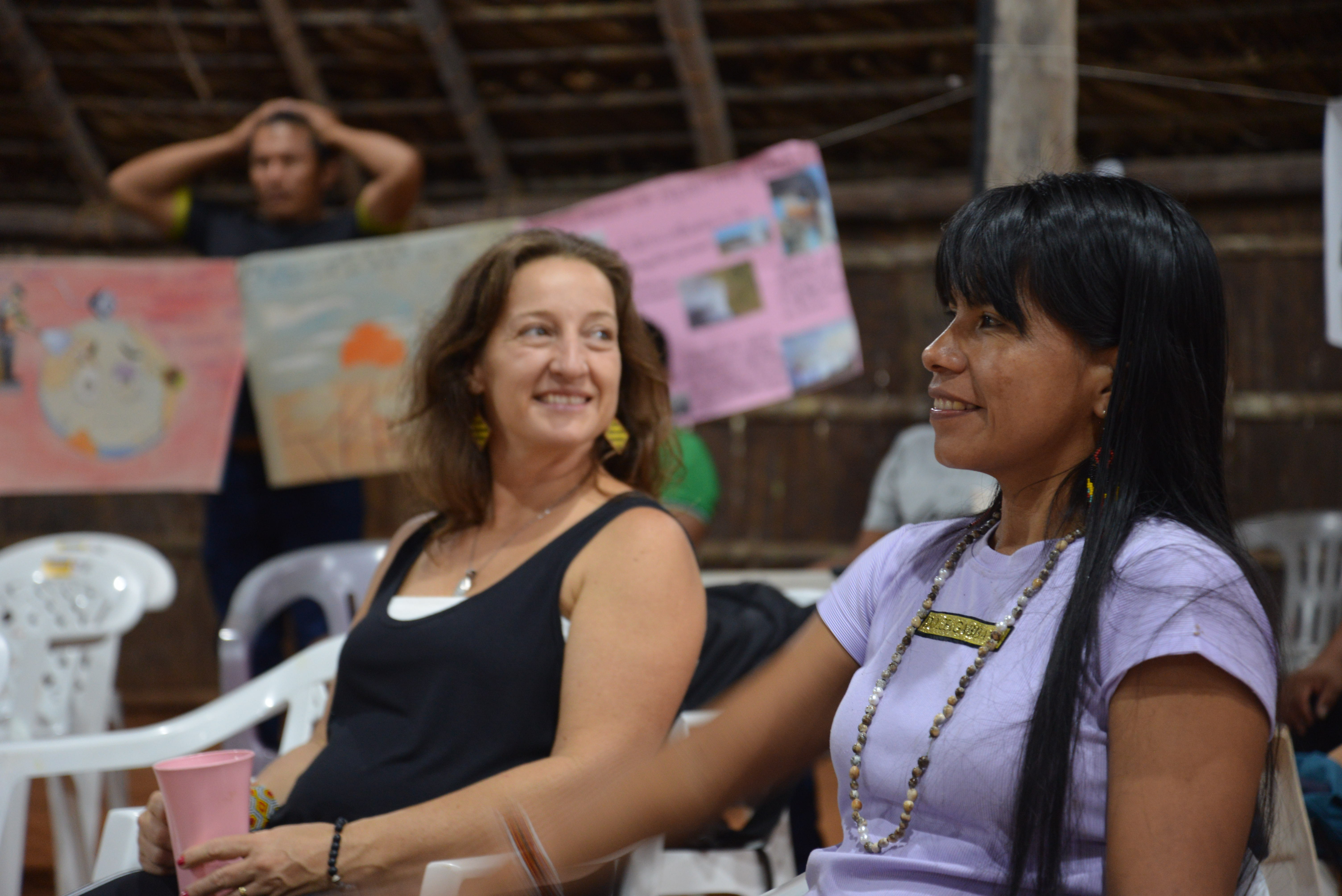 Liderança Adelina Sampaio, do povo Desana, e a advogada Fernanda Rotta, na primeira oficina sobre políticas climáticas em São Gabriel da Cachoeira|Aloisio Cabalzar/ISA