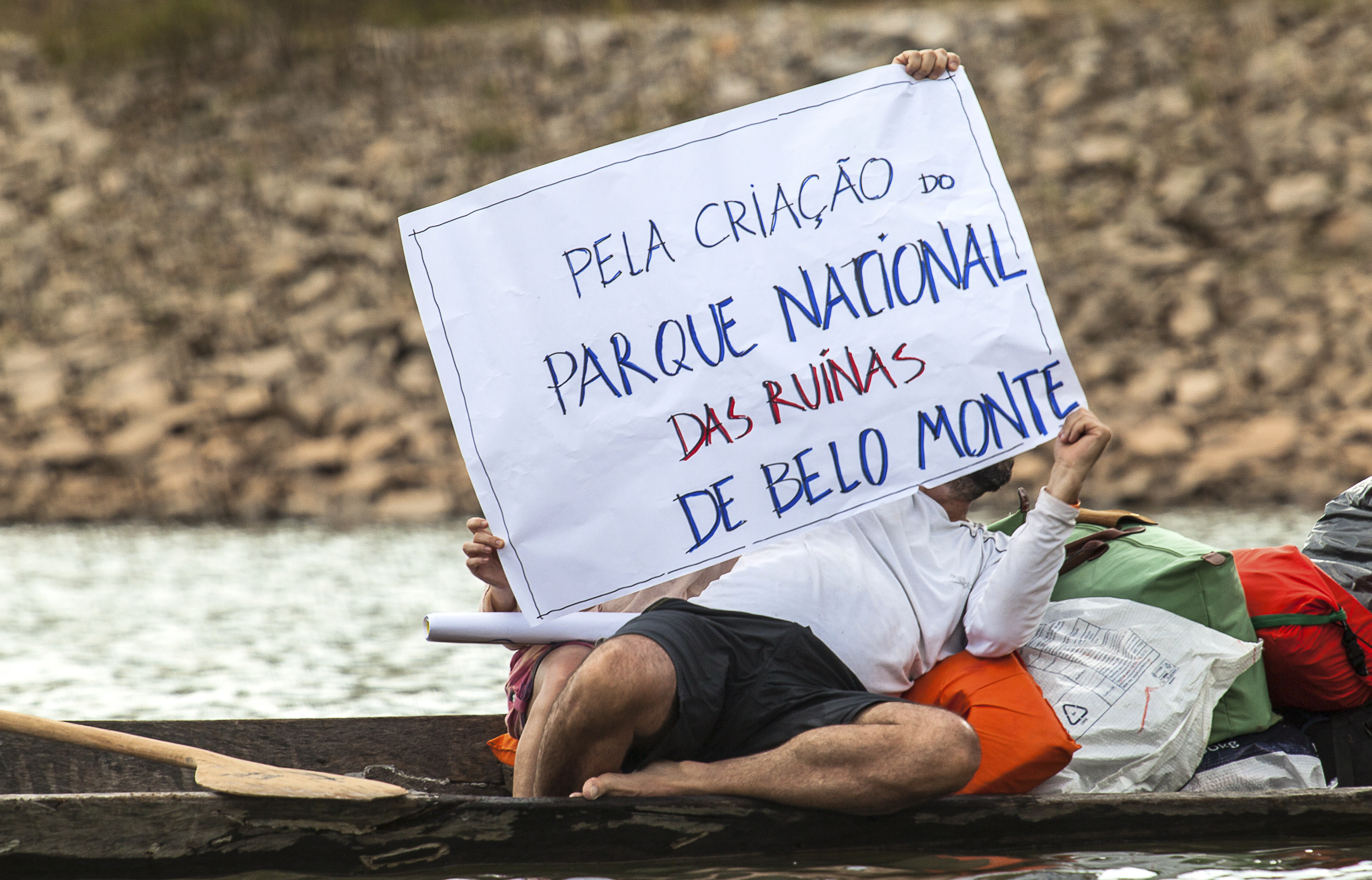 Participantes da II Canoada Bye Bye Xingu realizam protesto em frente ao canteiro de obras da UHE Belo Monte, em 2015|Lilo Clareto