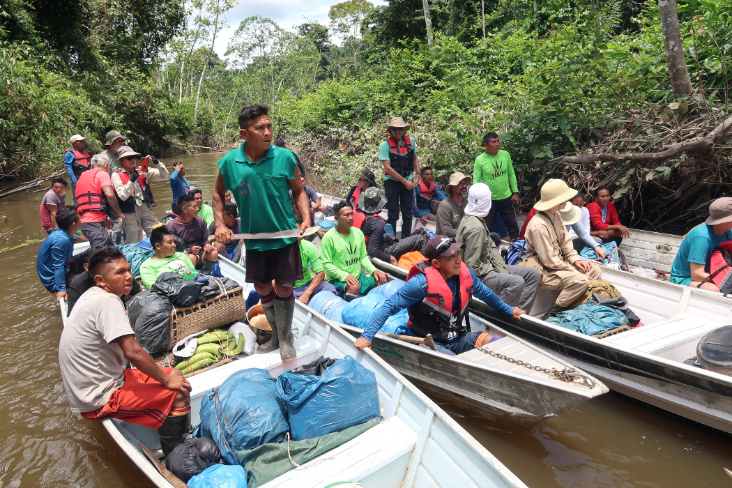 Turistas chegam no início da trilha (porto do rio Irokae) após pernoite na comunidade Maturacá, rumo ao Yaripo