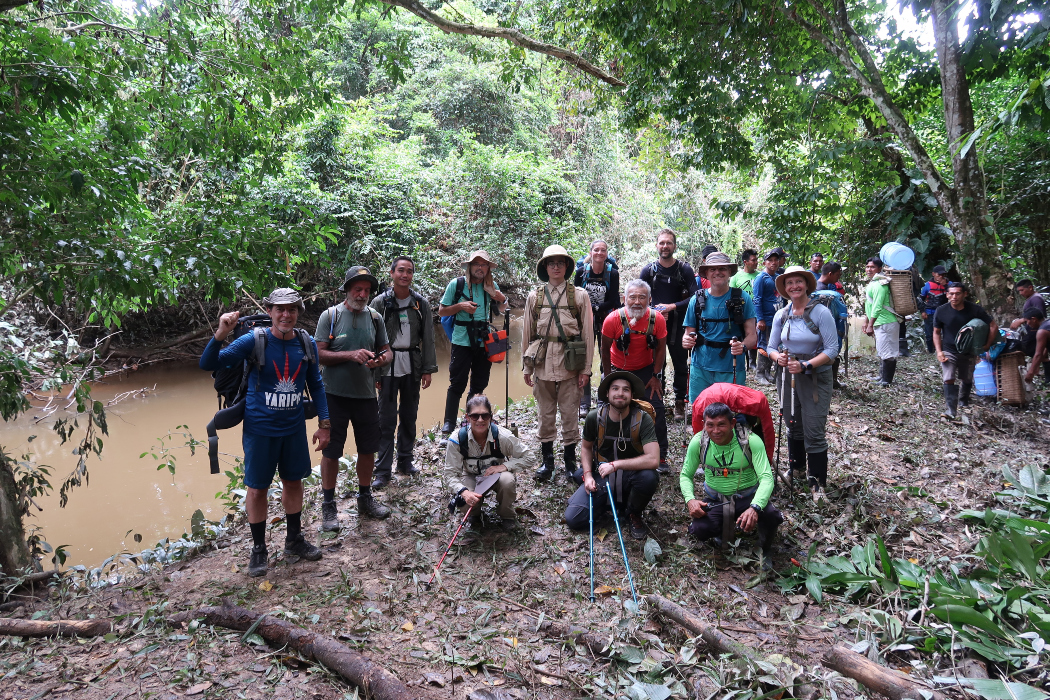 Grupo reunido no porto Irokae, início da trilha para o topo do Pico da Neblina