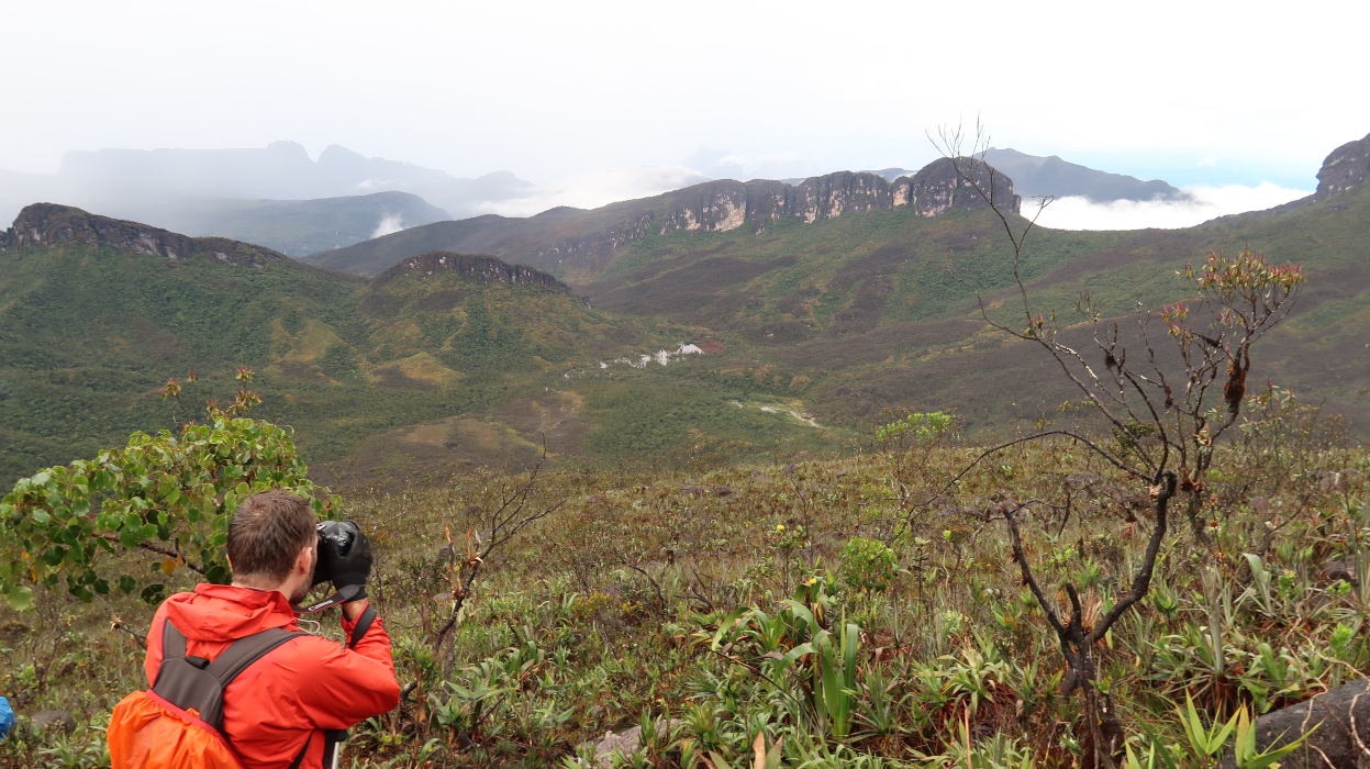 Jornalista Ivan Zumalde fotografa a expedição ao Yaripo, ponto mais alto do Brasil