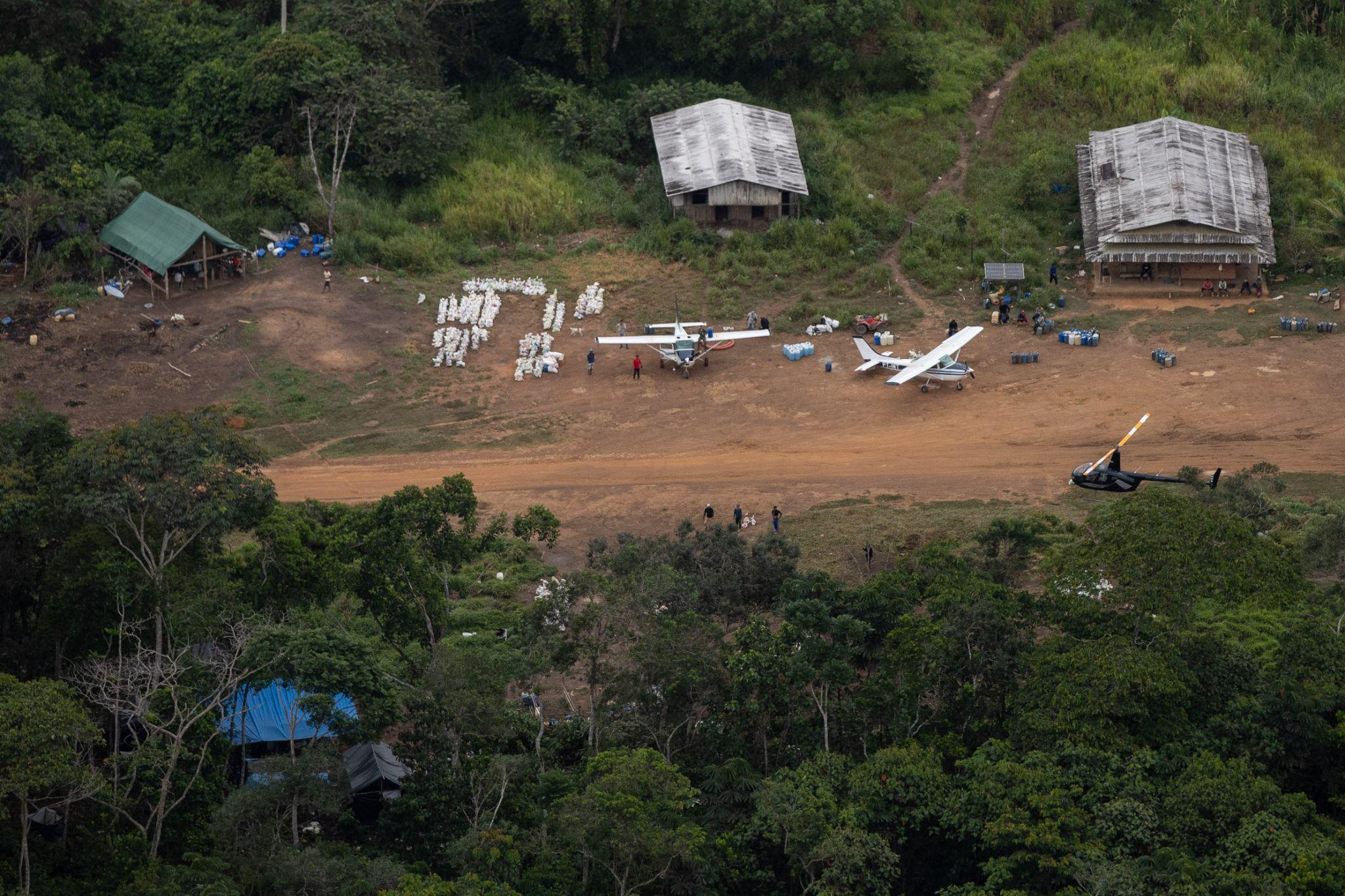 Aeronaves e helicópteros na pista do Jeremias, Homoxi, Terra Indígena Yanomami|Bruno Kelly/HAY