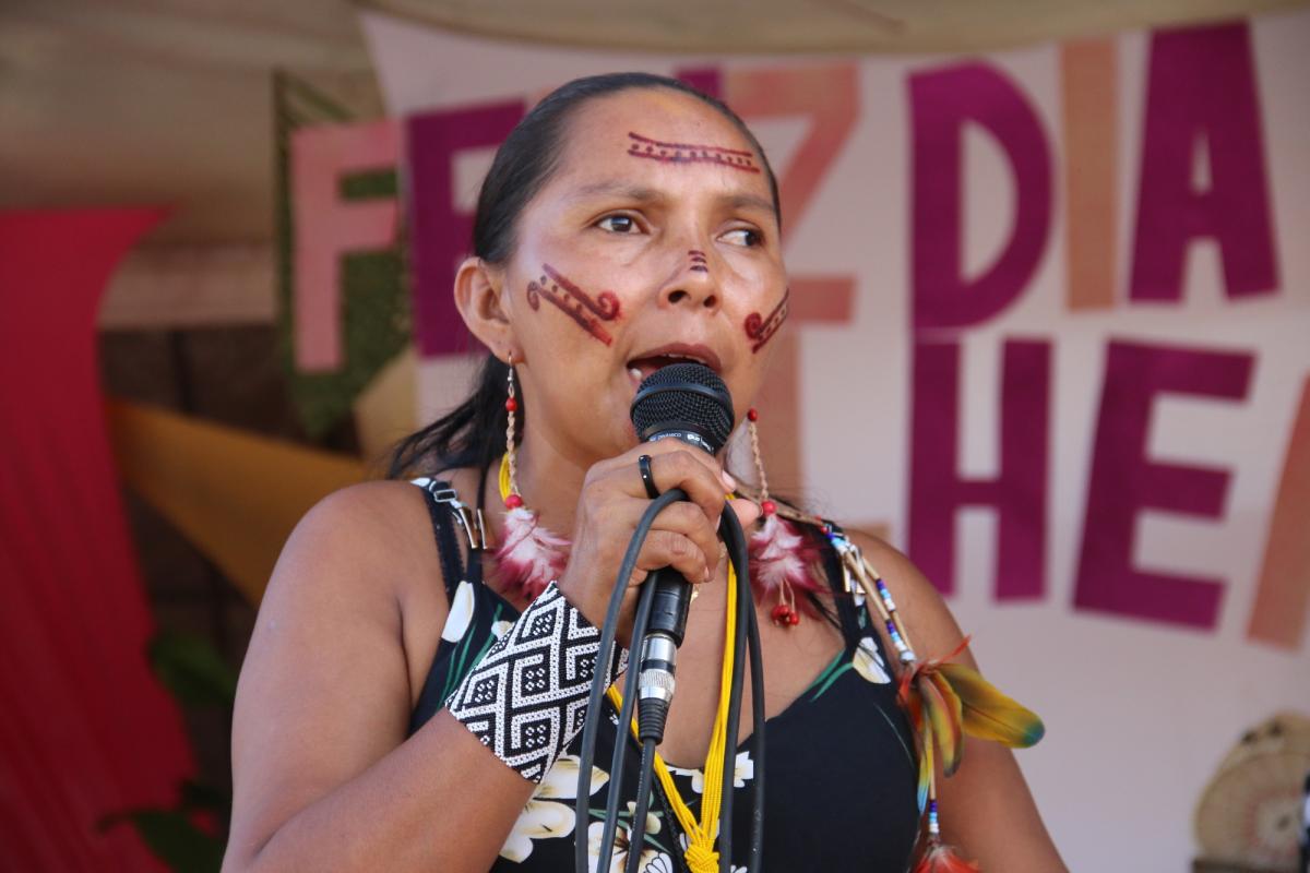 Elizângela Baré em ato pelo 8 de março, na orla da praia de São Gabriel da Cachoeira (AM)