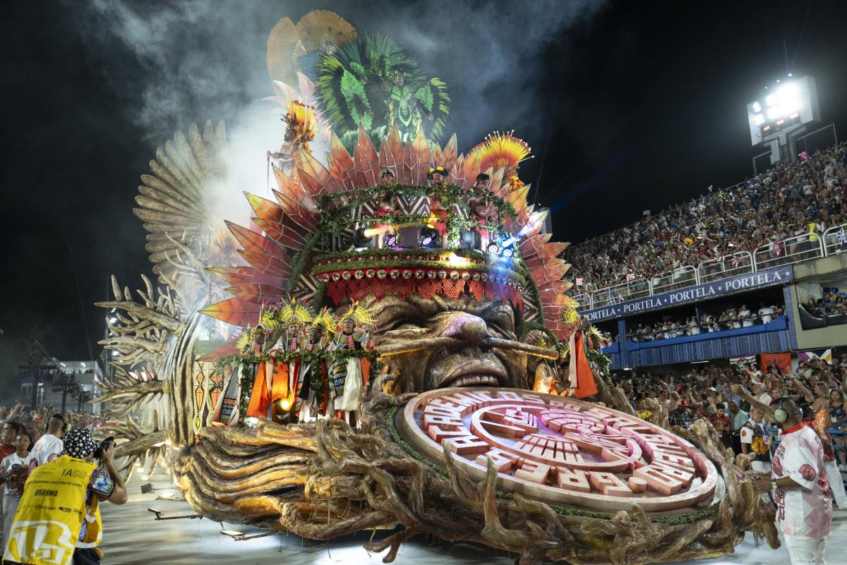 Da esquerda para a direita: o xamã Manoel Yanomami, o xamã e liderança Davi Kopenawa e a liderança Pedrinho Yanomami, no carro alegórico "Por um Brasil Cocar"