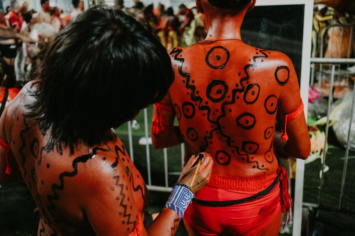 pinturas corporais antes do desfile