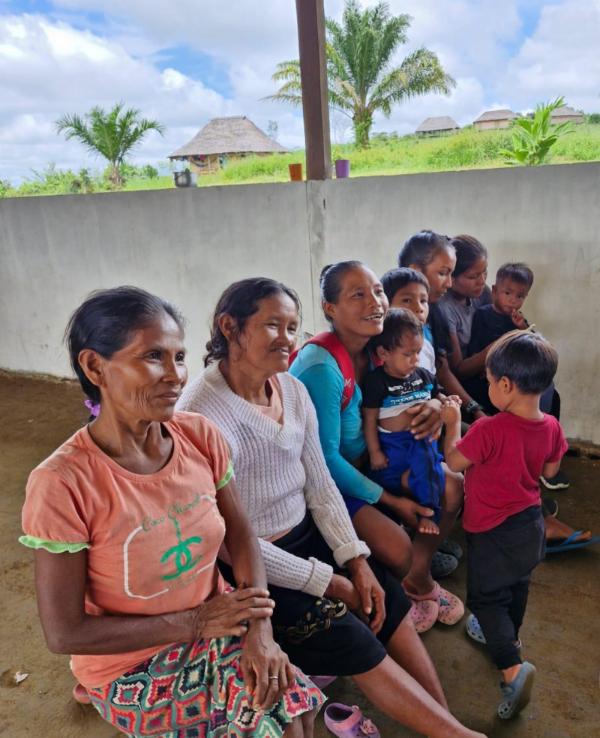 Mulheres e crianças no I Encontro de Mulheres Ñamepaco e Baniwa, comunidade Camanaos, fronteira do Brasil e Colômbia