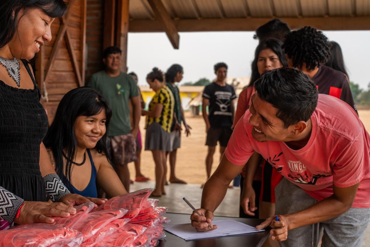 Lewayki Khisetje, diretora da Associação Indígena Kisedje coordenou a entrega das camisetas produzidas pela Tamã para o encontro geral dos Comunicadores da Rede Xingu+