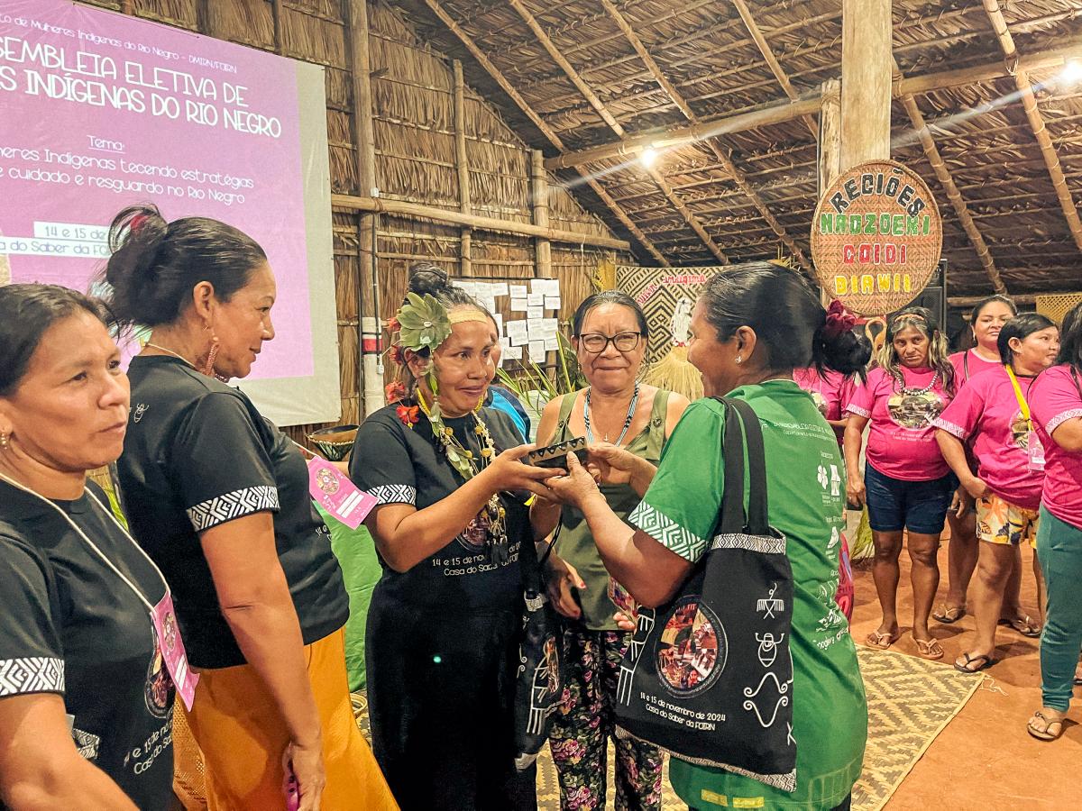 Mulheres celebram reeleição de Cleocimara com presentes diversos