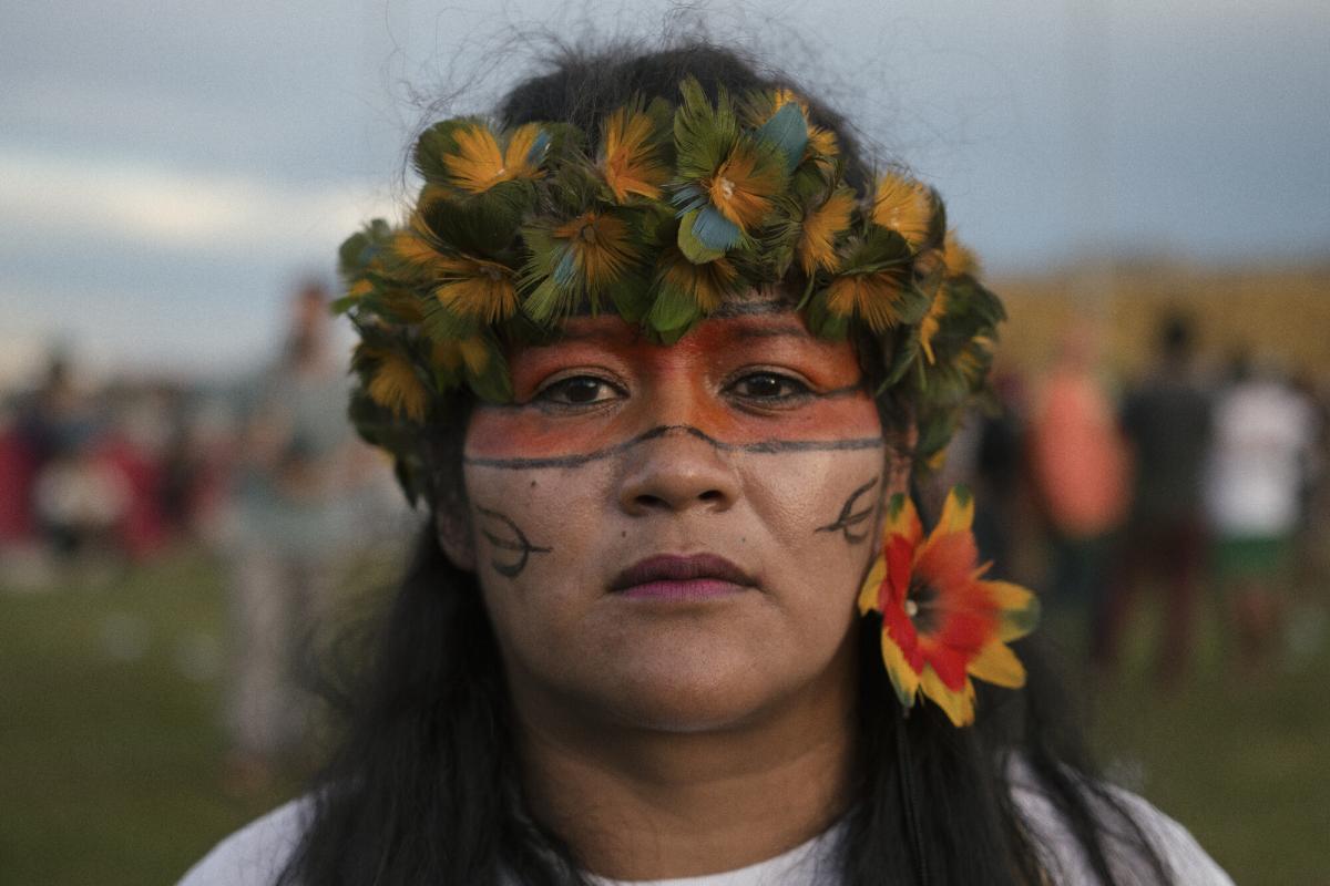 Eunice Kerexu, liderança Guarani Mbya da Terra Indígena (TI) Morro dos Cavalos, posa para retrato no Acampamento Terra Livre em 2017