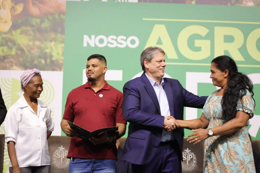 Integrantes do Quilombo Pedro Cubas de Cima recebem título de regularização fundiária em evento