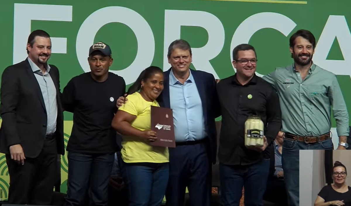 Integrantes do Quilombo Praia Grande recebem título de regularização fundiária em evento