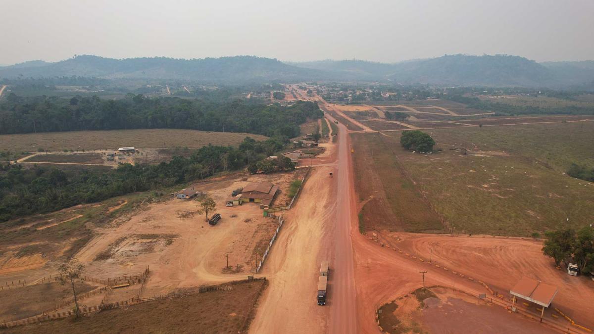 Vista aérea da ferrogrão. Imagem mostra uma estrada de terra ao centro e áreas desmatadas em ambos os lados