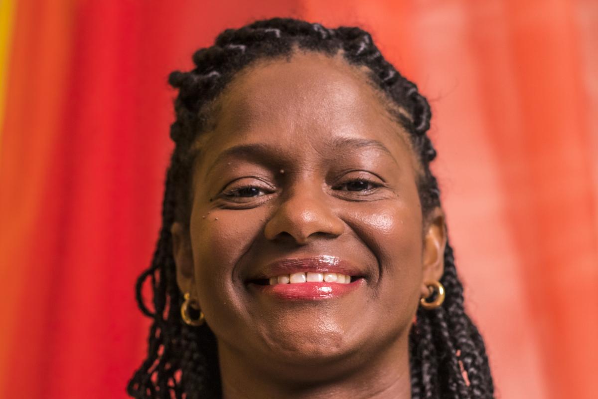 Foto mostra Erica Monteiro em close, rindo para a câmera