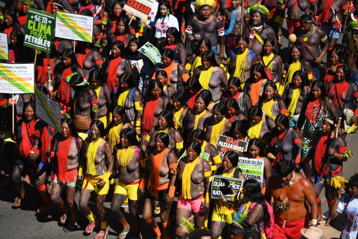 Grupo de manifestantes indígenas no ATL de 2024 em Brasília