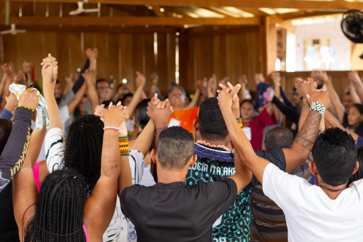 Imagem mostra indígenas, ribeirinhos e agricultores familiares da Terra do Meio de mãos dadas