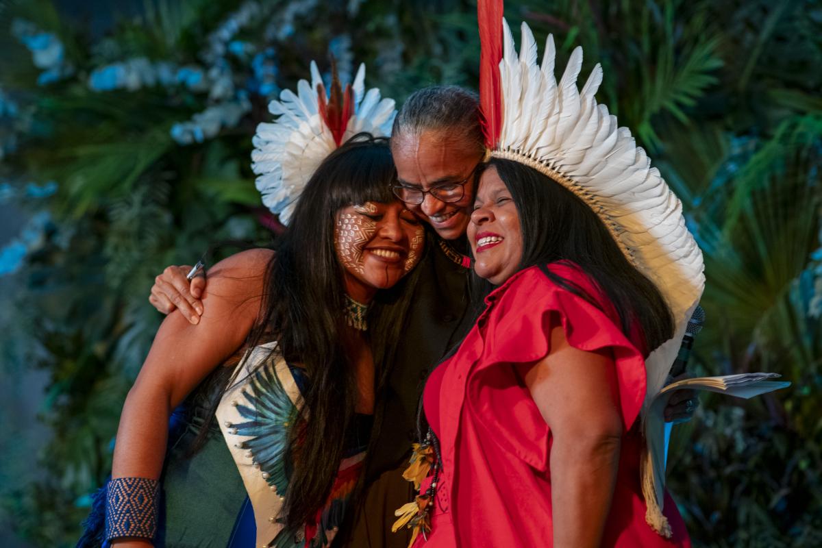 Marina Silva é abraçada pela deputada federal Célia Xacriabá e pela ministra Sonia Guajajara