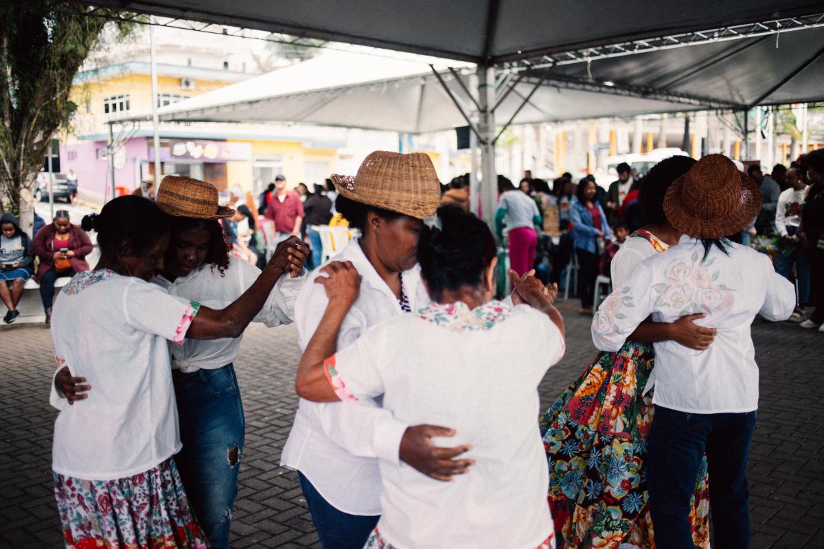 Puxirão quilombola na Feira de Sementes do Vale do Ribeira de 2025