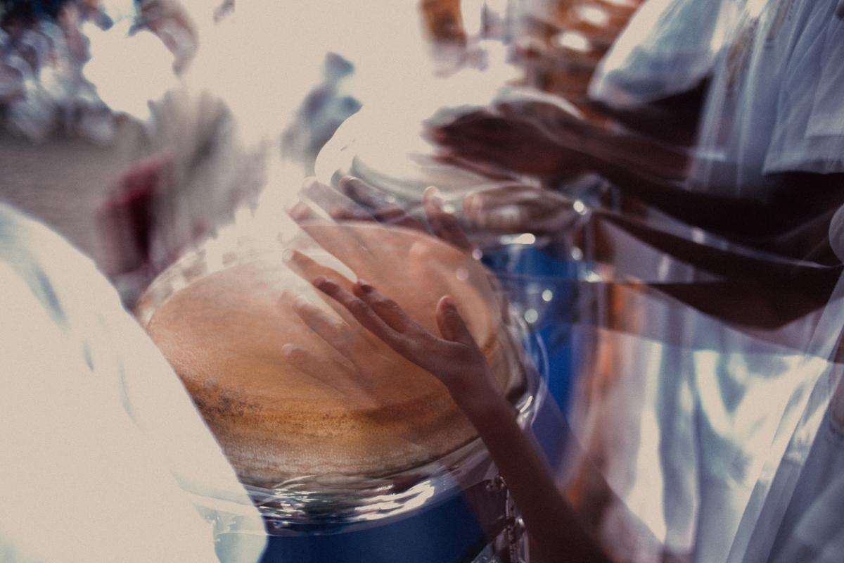 Foto mostra mãos tocando tambores