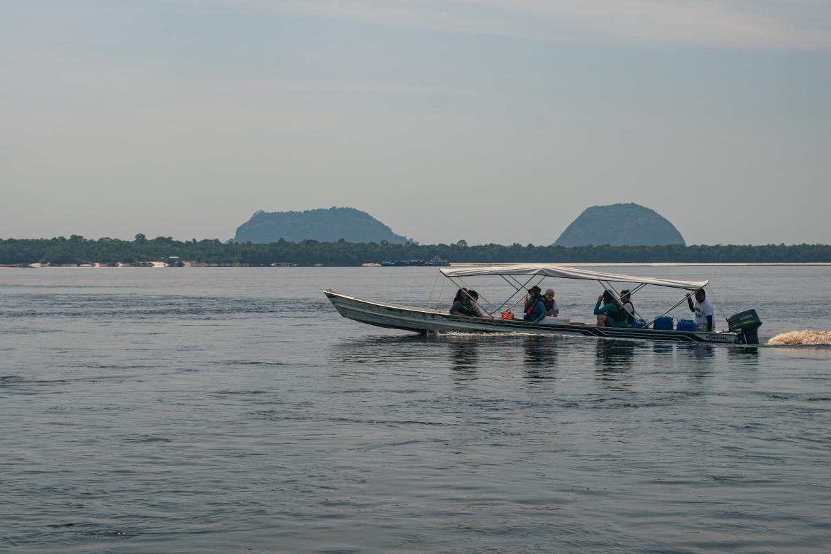 Barco navegando pelo Rio Negro