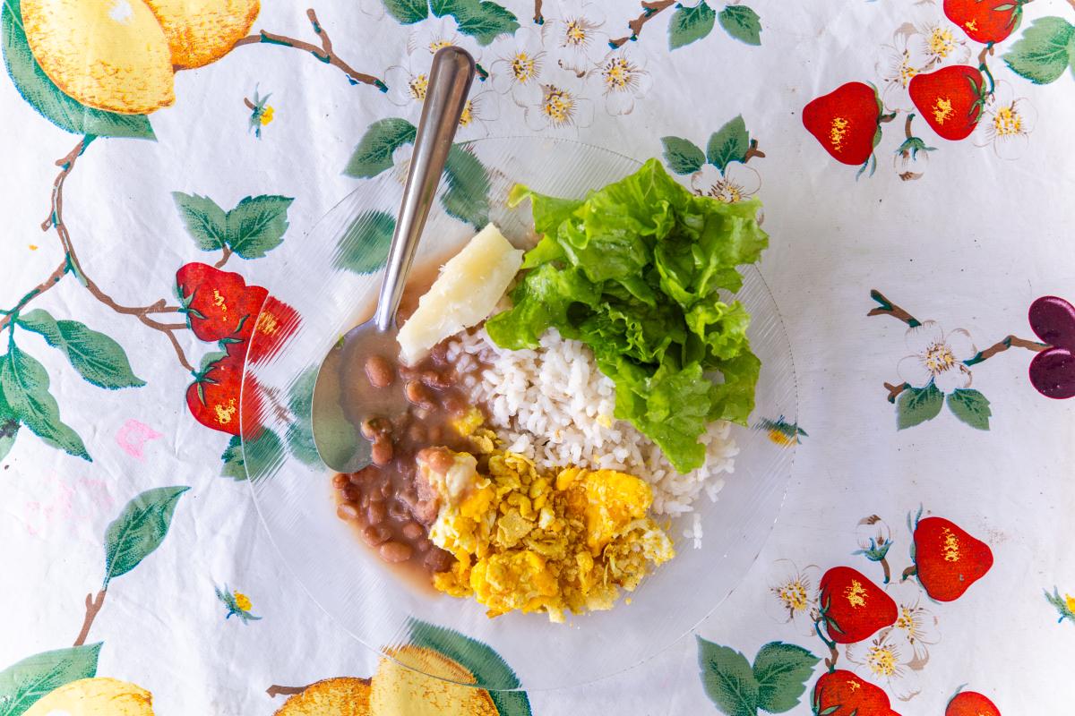 Alimentação natural e equilibrada servida nas escolas do Vale do Ribeira. Prato mostra arroz, feijão, salada, legumes e carne branca