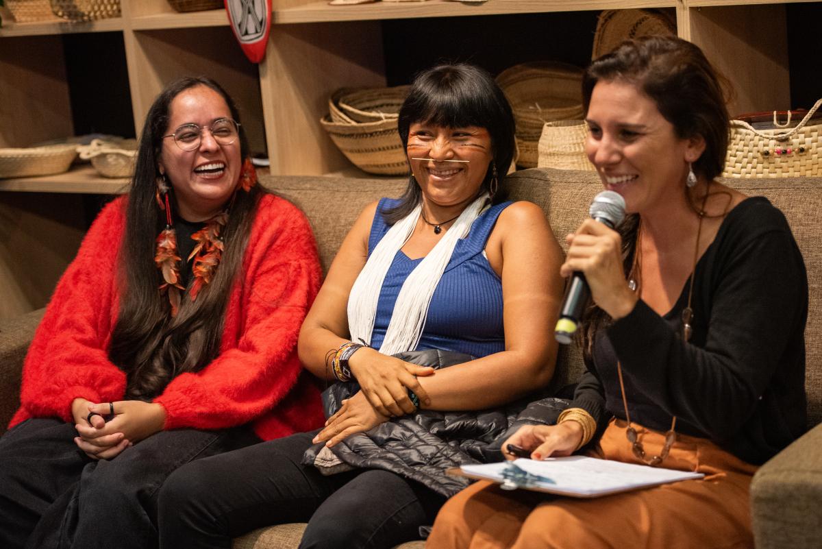 Da esquerda para a direita: Geni Núñez, liderança guarani; Ehuana Yanomami, liderança yanomami; e Ana Maria Machado, antropóloga