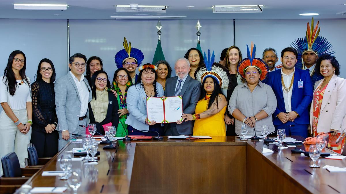 Cerimônia de homologação de três terras indígenas no Ceará assinadas pelo presidente Luiz Inácio Lula da Silva contou com a presença de lideranças e autoridades como a ministra dos Povos Indígenas, Sônia Guajajara; Joenia Wapichana, presidenta da Funai e Ceiça Pitaguary, Secretária nacional de Gestão Ambiental e Territorial Indígena, do MPI