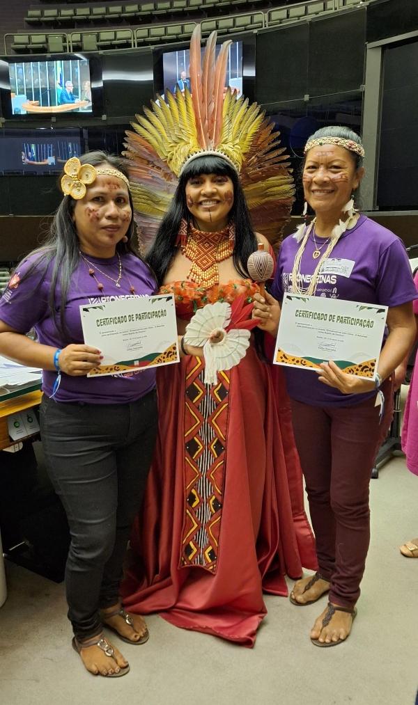 Cleocimara Reis Gomes, Célia Xakriabá e Almerinda Ramos na sessão solene do Plenário da Câmara