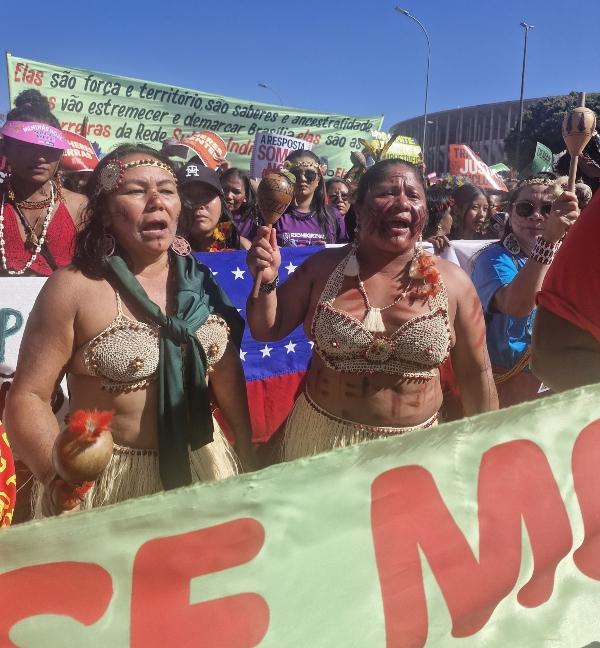 Foto mostra mulheres rionegrinas em marcha