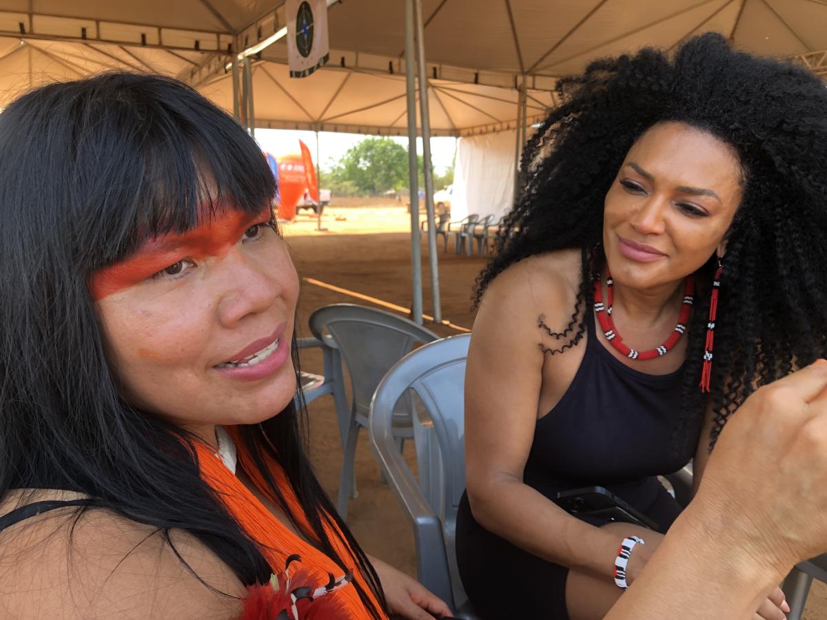 Watatakalu Yawalapiti e a atriz e influencer Simone Sampaio