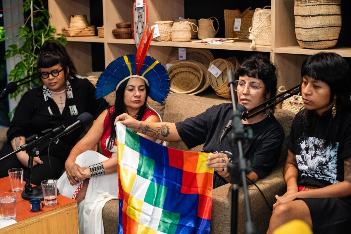 Da esquerda para a direita: Auá Mendes, Chirley Pankará, Fernanda Quechua e Natali Mamani, durante evento "Mulheres indígenas no centro"