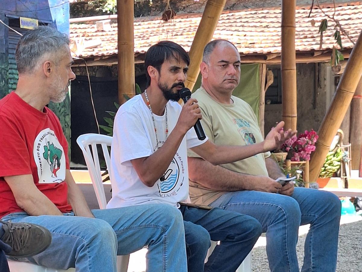 Na imagem, Thiago Coutinho fala ao microfone