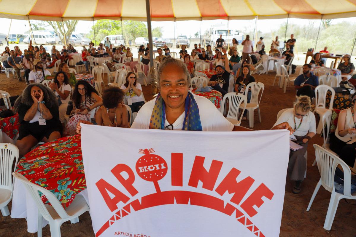 Elisa Pankararu segura bandeira da Apoinme