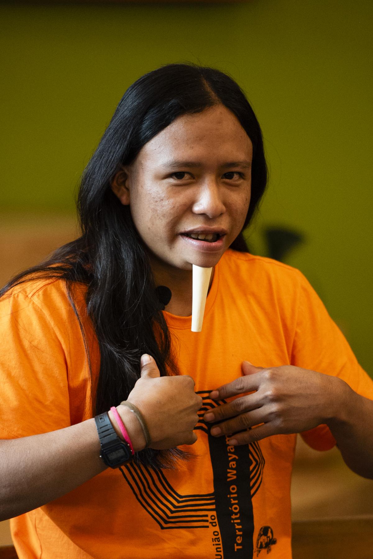 Supi Zo'é, jovem liderança, parte da Tekohara -Associação Zo'é, sendo entrevistado para vídeo sobre o seu povo, para a Enciclopédia Povos Indígenas no Brasil