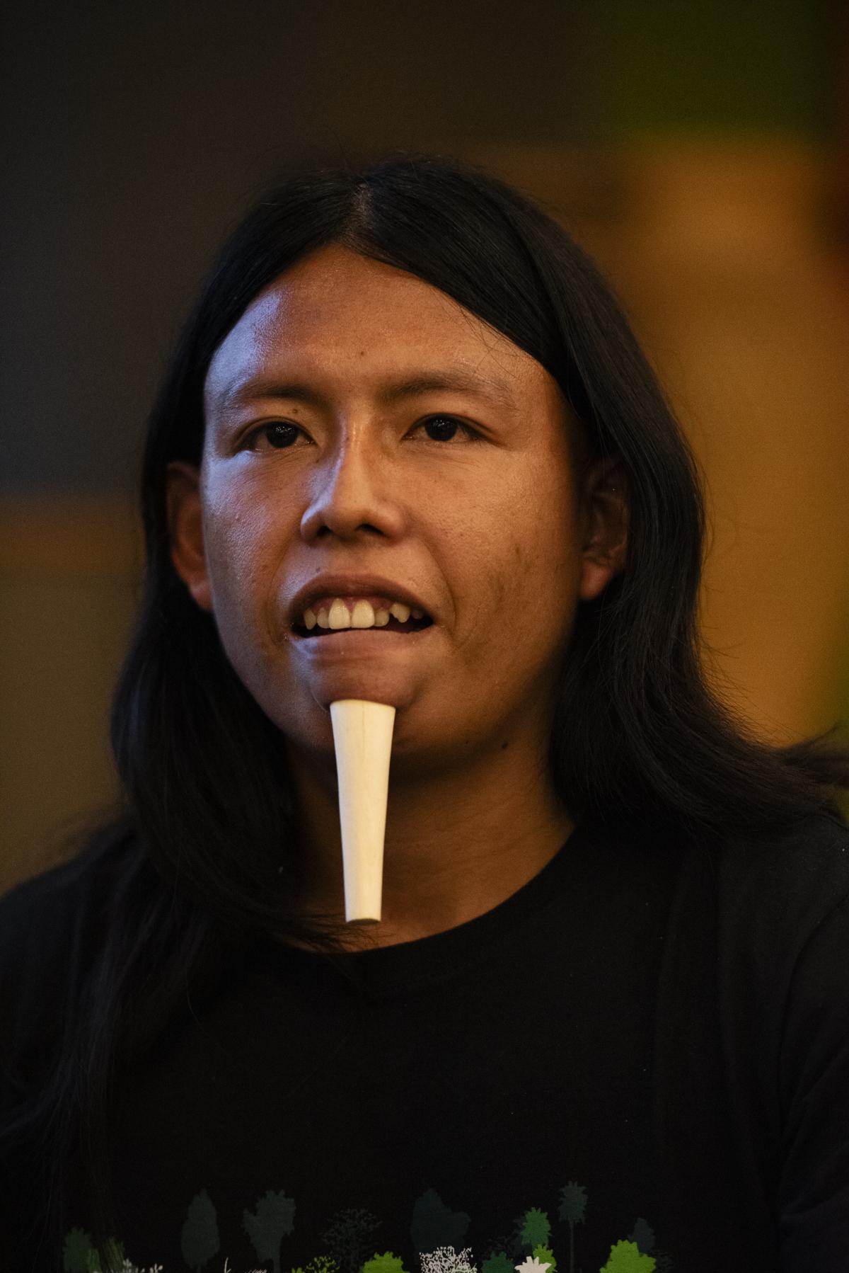 Awapo'í Zo'é, jovem liderança, parte da Tekohara - Associação Zo'é, sendo entrevistado para vídeo sobre o seu povo 