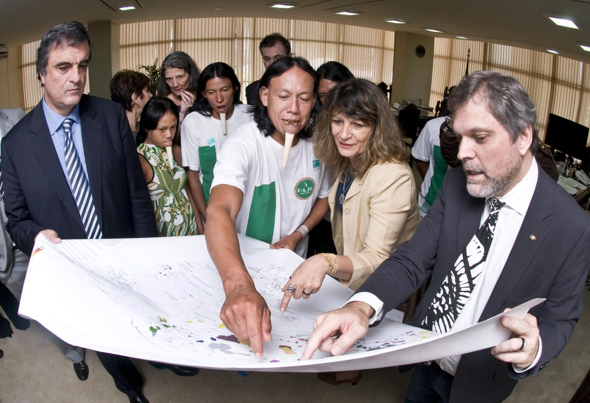 O ministro da Justiça, José Eduardo Cardozo, recebe o presidente da Funai, Márcio Meira, a linguista Ana Suely Arruda e os indígenas Zo'é de Santarém-PA