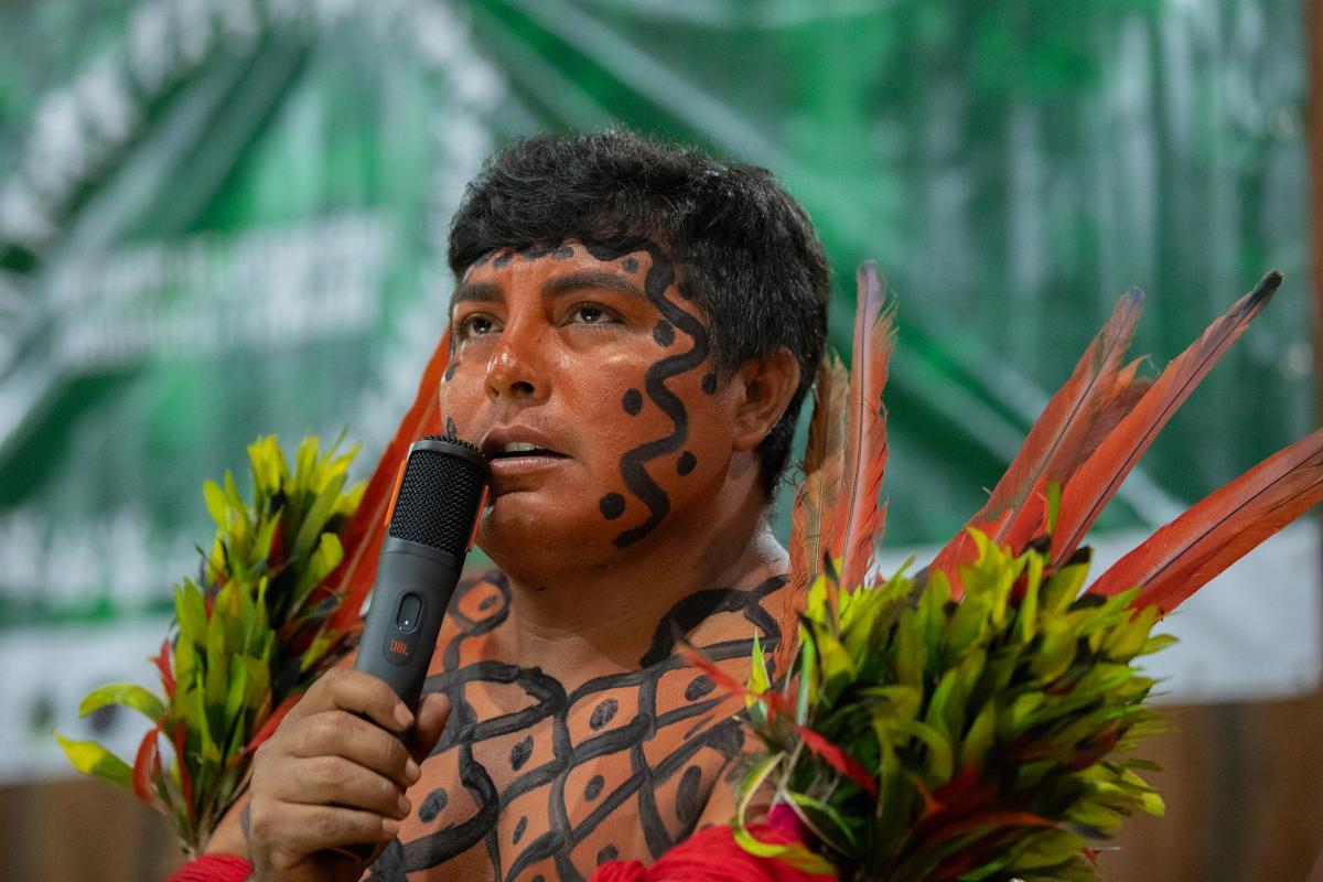 Waihiri usando a sua voz para liderar no VI Fórum de Lideranças Yanomami e Ye’kwana 
