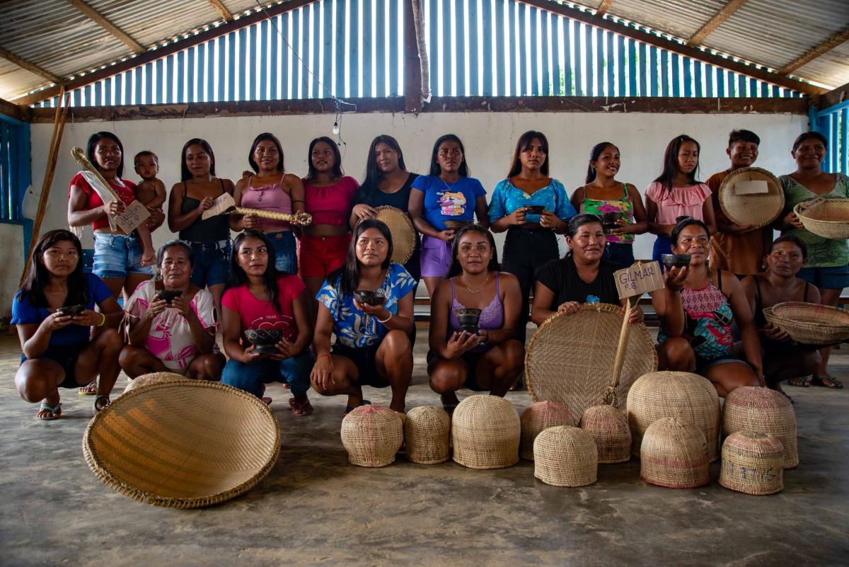 Mulheres apresentam o resultado da oficina de cerâmica e cestaria Hüpda