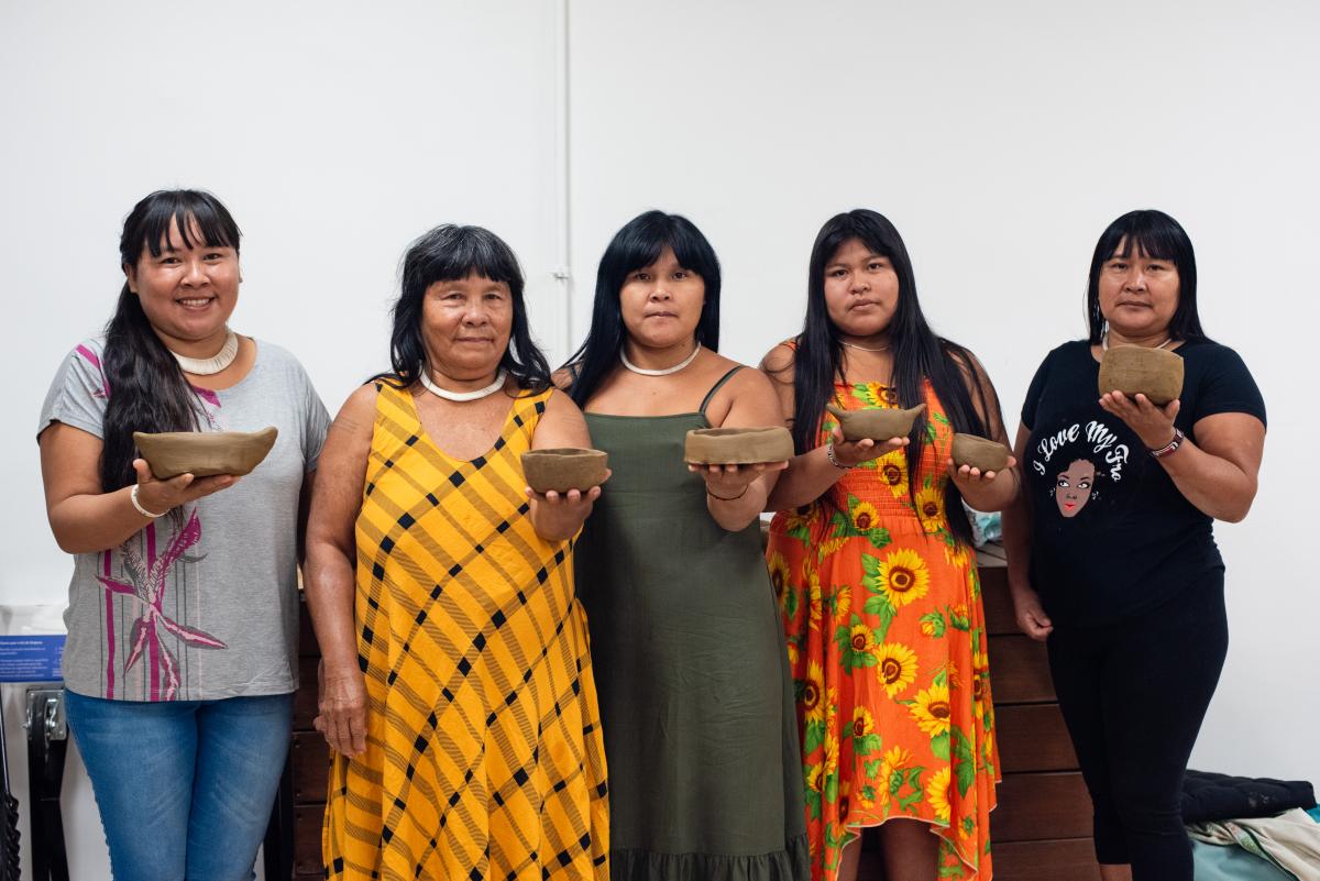 Da esquerda para a direita: Yakuwipu Waura; Pere Yalaki Waura; Kutalo Waura; Kayana Pisulu Waura; e Kuheju Waura; durante oficina de cerâmica no SESC Consolação, em setembro de 2025