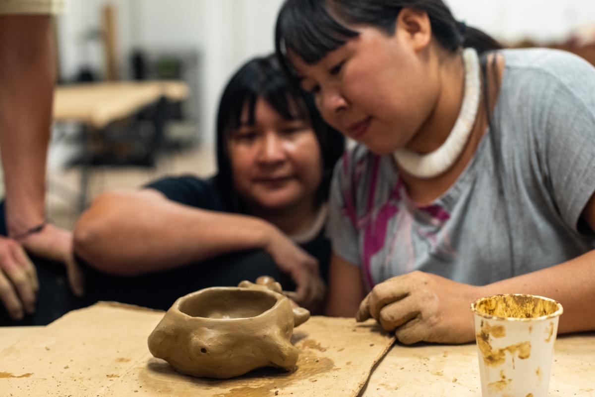 Yakuwipu Waurá, ceramista e liderança Waurá, durante oficina no SESC Consolação, em setembro de 2025